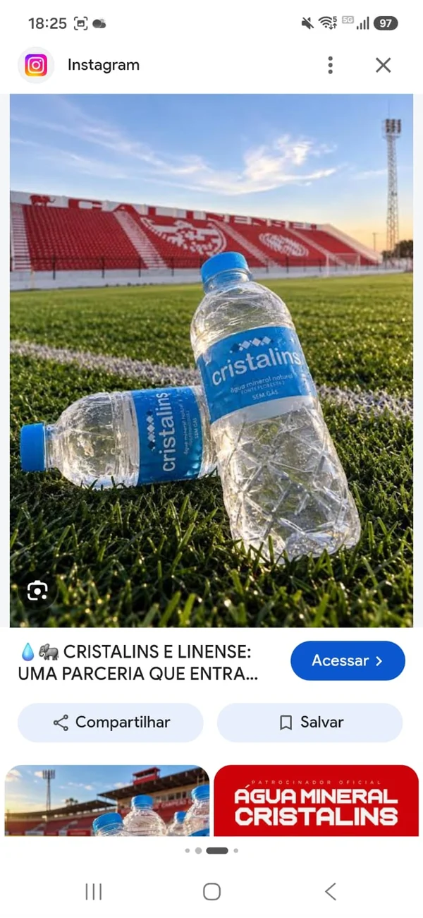 Garrafas de água Cristalins no gramado do estádio do Linense