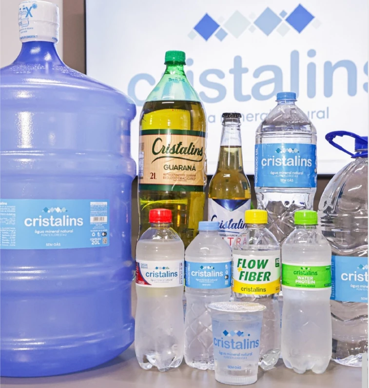 Linha Cristalins reunida: galões e garrafas de água mineral, guaraná, cerveja Ultra, Flow Fiber, Water Protein e água no copo
